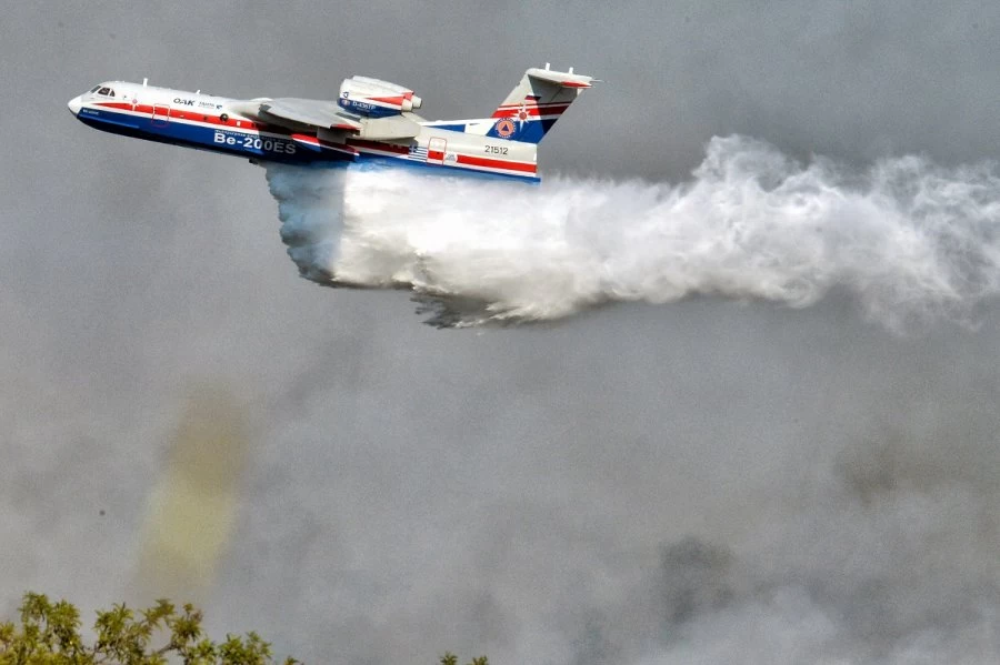 Συγκλονιστικό βίντεο με το ρωσικό θηρίο Beriev -200 να βουτάει στην φωτιά της Εύβοιας